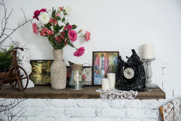 Vasos de design de interiores com flores e velas de fogo de tijolo relógio — Fotografia de Stock