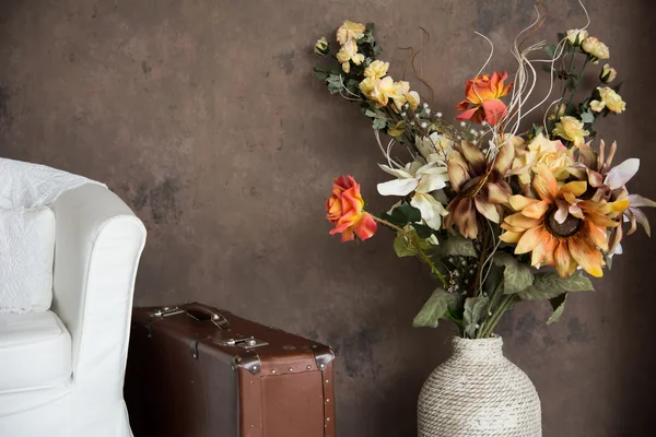 Projekt wnętrza vintage kwiaty w wazonie walizki i cha — Zdjęcie stockowe