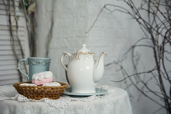 Una mesa cubierta con un paño grueso con una taza de té y té y m —  Fotos de Stock