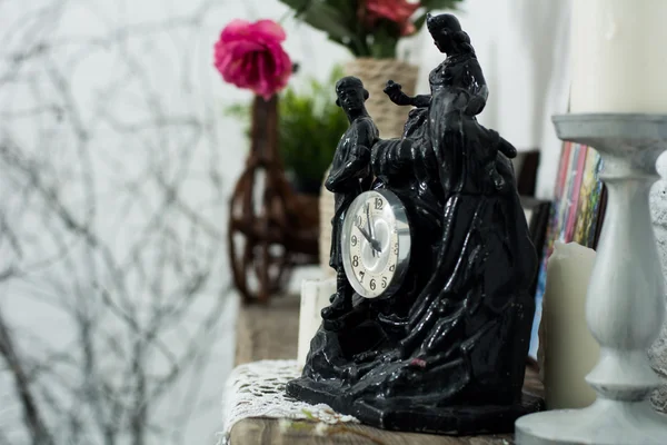 Saatin, şamdanlar bir lig mum ile siyah heykelciği — Stok fotoğraf