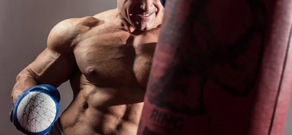 Forte boxeador muscular em treinamento — Fotografia de Stock
