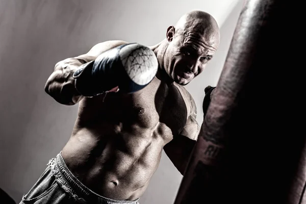 Boxeador muscular fuerte en el entrenamiento . — Foto de Stock