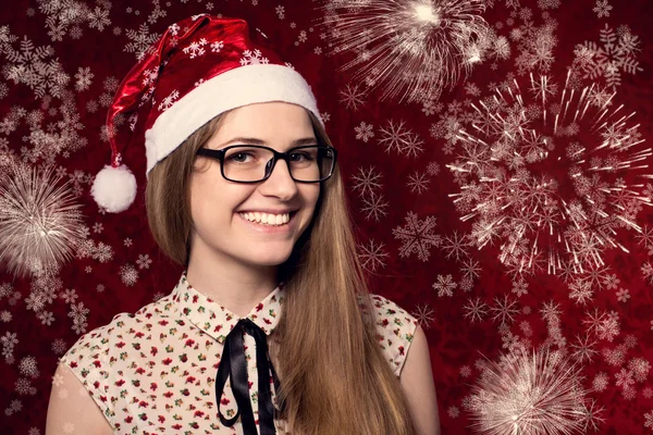 Mooi lachende meisje met bril in Santa hoeden kijken naar de — Stockfoto