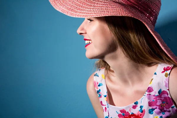 Mooi lachende meisje in een hoed in profiel — Stockfoto