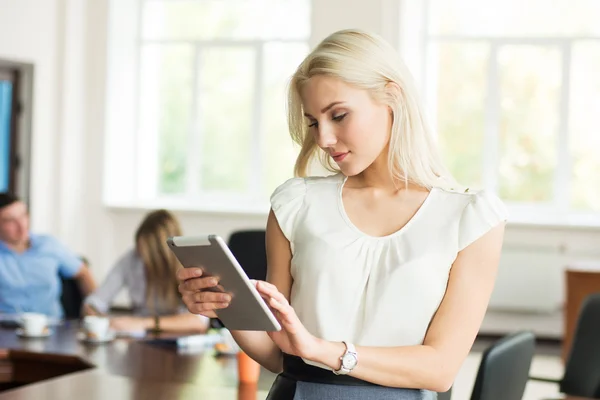 Schöne blonde Mädchen mit Tablet-Computer im Geschäft offic — Stockfoto