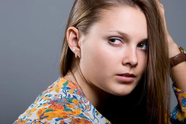 Close-up portrait of young beautiful girl in a bright colored bl — Stock Photo, Image