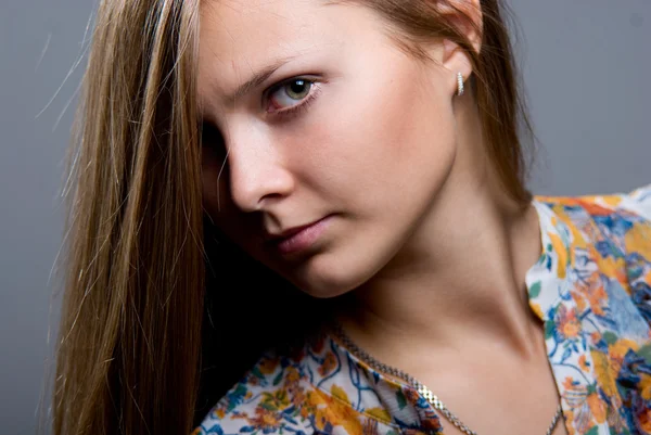 Close-up portrait of young beautiful girl in a bright colored bl — 图库照片