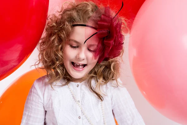 Surprised girl in a hat of the bow against the backdrop of a lar — Stok fotoğraf