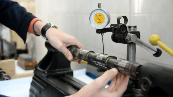 Házení měření vačkového hřídele motor s mikrometrovou — Stock video