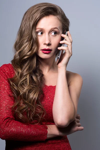 Geïsoleerde portret van jonge vrouw telefoongesprek. — Stockfoto