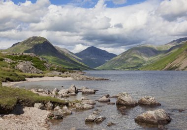 Wastwater su içinde taş olan