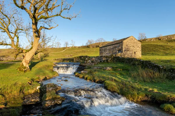 Cray Lower Falls Barn Wharfedale Yorkshire Sunny Day Blue Sky — Stock Photo, Image