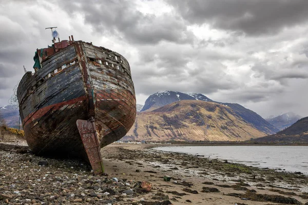 Schipbreuk Loch Linnhe Kust Bij Corpach Schotland Met Ben Nevis — Stockfoto