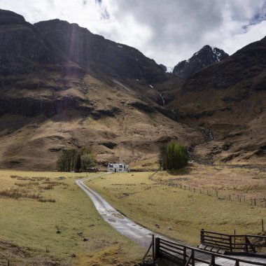 Glencoe İskoçya 'daki Aonach Dubh' ın eteğindeki kulübede.