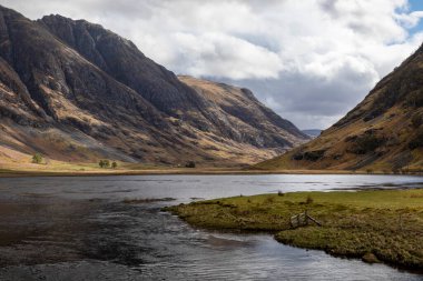 Glencoe İskoçya 'daki Aonach Eagach' a doğru bakan Achtriochtan Gölü.