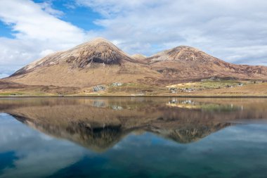 Torrin Adası 'nın yukarısındaki dağlara bakan Slapin Gölü' nün karşısındaki manzara suda yansıyor.