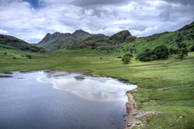Blea Tarn ve Langdale Mızrakları ve Pike ötesi