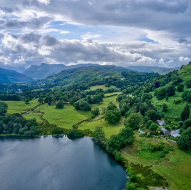 Langdale mızraklı Loughrigg tarn arka plan kare biçiminde