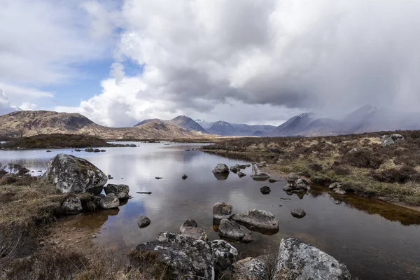 Röjning Storm Vid Lochan Achlaise Rannoch Heden Skotska — Stockfoto