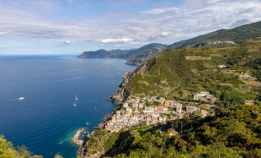 Cinque Terre Liguria İtalya 'nın kuzeyindeki Riomaggiore sahil köyü manzaralı.