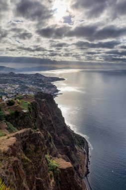 Cabo Girao 'dan doğuya, Camara de Lobos' a ve Funchal Madeira 'ya doğru bakıyor.