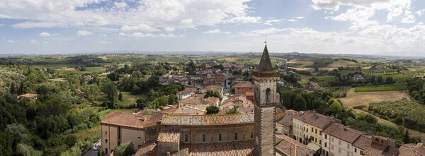 возвышенный панорамный вид на город Винчи Тоскана италия и церковь Санта-Кроче из замка солнечный день нет людей вертикальный формат