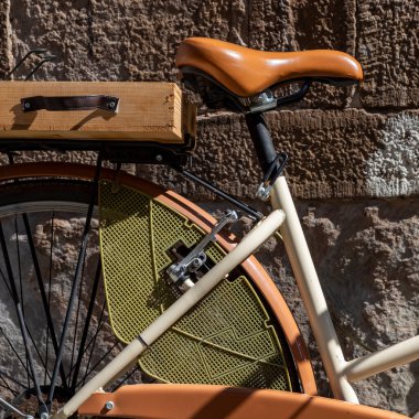 Beyaz ve turuncu bayanların yakın plan geri dönüş tarzı pedal döngüsü