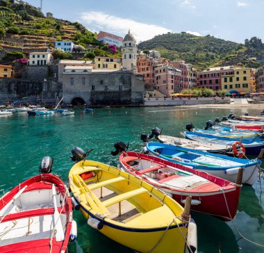 Vernazza Cinque Terre Liguria 'nın limanına demirlemiş renkli tekneler güneşli bir günde