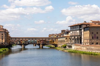 Ponte vecchio florence tuscany italy Uffizi ve Galileo müzesi ile nehir kenarında güneşli bir yaz günü