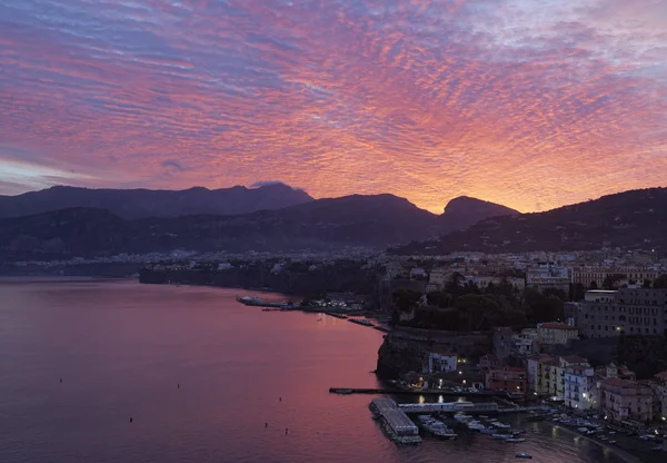 Soluppgång över Sorrento town — Stockfoto