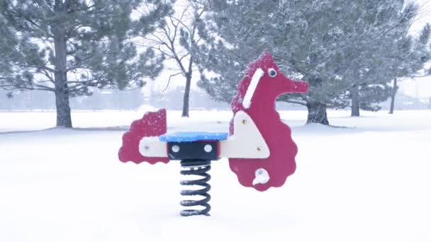 Parque infantil neve — Vídeo de Stock