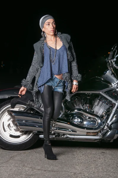 Harley Biker Mädchen — Stockfoto