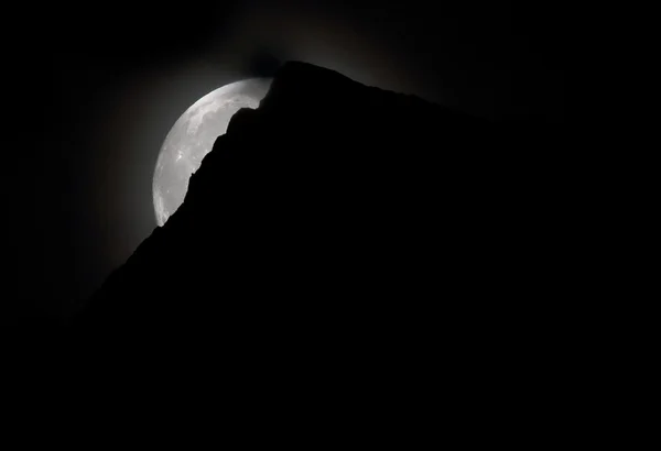 Vollmond hinter den Rockys — Stockfoto