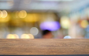 Restoranın soyut bulanık arka planının önündeki boş, siyah ahşap masa. Ürünlerinizi görüntülemek ya da montajlamak için kullanılabilir. 