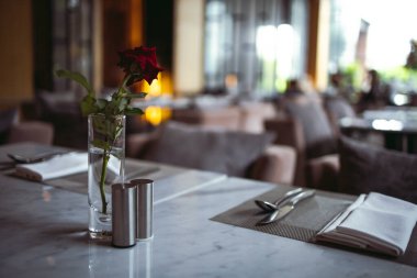 Restoran salonunun modern konsept tasarımı ürününüzü görüntülemek için arka planı bulanıklaştırdı