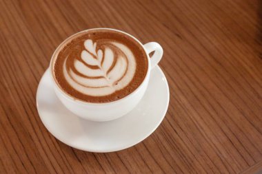 Kahve fincanı mutfak masasında. Kopyalama alanı olan üst görünüm.