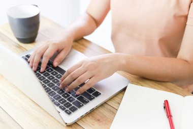 Koruyucu maske takan bir kadın. COVID-19 Pandemic Coronavirus, SARS-CoV-2 virüsünün yayılması için yüz maskesi takıyor. Evden çalışıyor ve dezenfektanla el temizliyor..