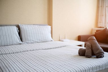 Otel odasında temiz havlu yığını.