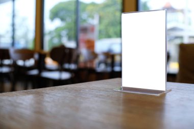 Bar restoranının kafesindeki ahşap masada duran menü çerçevesini taklit et. Metin için boşluk.
