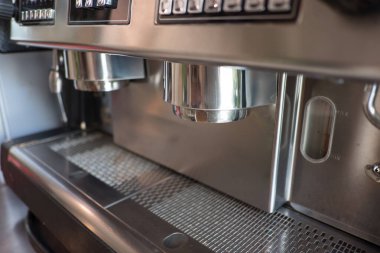 Kahve makinesi seçici odak noktasında.