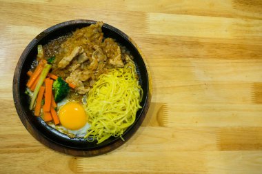 Ev yapımı Çin eriştesi ve Sichuan biberli yumurta havucu. 