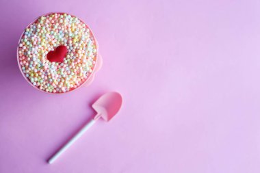 Sevgililer Günü konsepti. Yürekli tencere