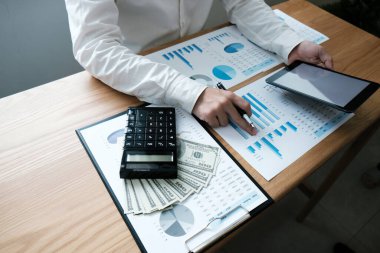 Denetçi ya da iç Gelir İdaresi çalışanları, şirketin yıllık mali durumunu kontrol eden iş kadınları. Denetim Kavramı.