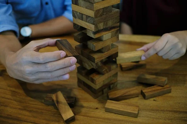 Gruppe Von Freunden Spielen Blöcke Holz Spiel Auf Dem Tisch — Stockfoto