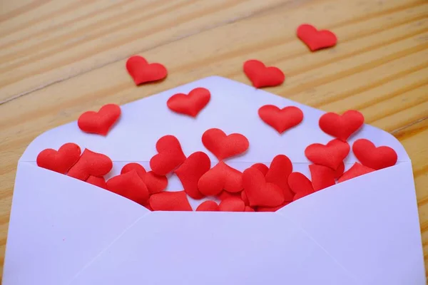 Valentýnský Milostný Dopis Otevřenou Obálku Mnoho Citlivých Srdcí Prázdné Místo — Stock fotografie