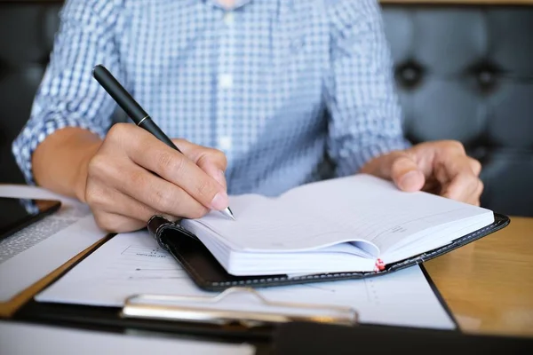 Hombre Estudiante Escribe Información Tableta Portátil Mientras Preparan Para Las —  Fotos de Stock