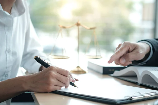 Der Rechtsberater Legt Dem Mandanten Einen Unterschriebenen Vertrag Mit Hammer — Stockfoto