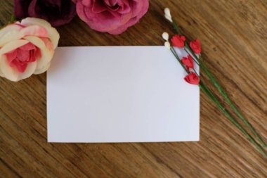 Ahşap masa arkasında boş bir kart. Sevgililer Günü 'nde romantik çiftler için sevgi ve günah çıkarma.