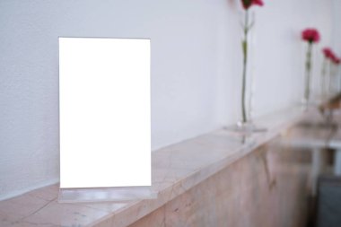 Bar restoranının kafesinde ahşap masada duran menü çerçevesi. Metin pazarlama promosyonu için boşluk