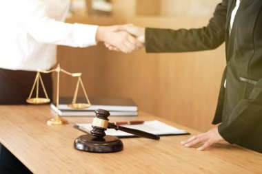 Müvekkille kadın avukat tokalaşması. İş ortaklığı toplantısı başarılı konsept